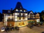 Hotel z zewnątrz o zmierzchu