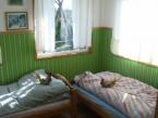 Sypialnia wna werandzie domku, pozotałe miejsca do spania na małym poddaszu.