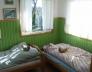 Sypialnia wna werandzie domku, pozotałe miejsca do spania na małym poddaszu.